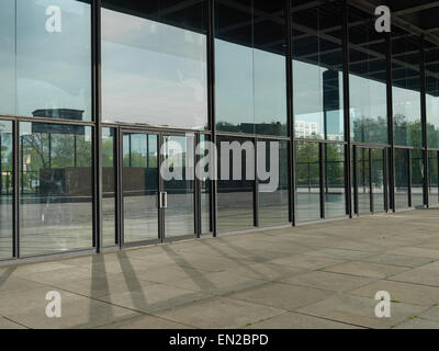 Neue Nationalgalerie di Berlino completamente vuoto e chiuso prima di completare la revisione il 24 aprile 2015. Risoluzione alta. Foto Stock