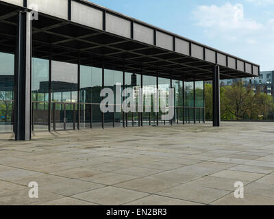 Neue Nationalgalerie di Berlino completamente vuoto e chiuso prima di completare la revisione il 24 aprile 2015. Risoluzione alta. Foto Stock