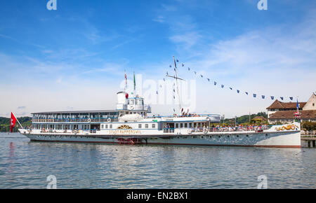 RAPPERSWIL, Svizzera - Agosto 17, 2014: storico battello a vapore "tadt Rapperswil' preparazione per la crociera sul lago di Zurigo.Steamboa Foto Stock