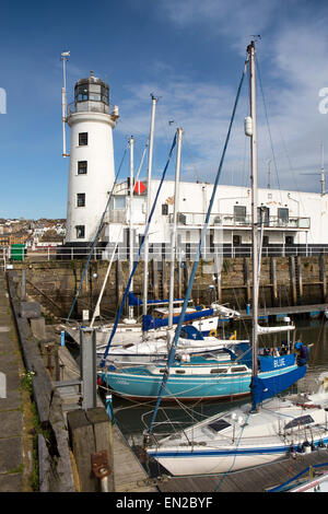 Regno Unito, Inghilterra, Yorkshire, Scarborough, Vincent's Pier lighthouse, distrutta dai bombardamenti del 1914, fu poi ricostruita Foto Stock