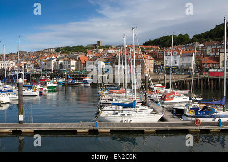 Regno Unito, Inghilterra, Yorkshire, Scarborough, barche ormeggiate nel porto antico al di sotto di città vecchia e la chiesa di Santa Maria Foto Stock