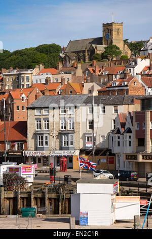 Regno Unito, Inghilterra, Yorkshire, Scarborough, chiesa di Santa Maria sopra Sandside e vecchie case di città Foto Stock