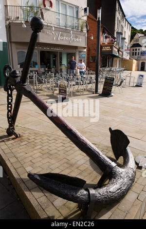 Regno Unito, Inghilterra, Yorkshire, Scarborough, Sandside, grande nave di ferro di ancoraggio, recuperati dal mare dai sub aqua club al di fuori di un coffee shop Foto Stock