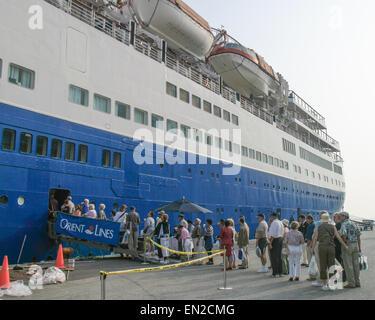 7 ottobre, 2004 - Venezia, Provincia di Venezia, Italia - I passeggeri a bordo del Orient Lines nave da crociera MS Marco Polo dopo una giornata di escursioni a Venezia, Italia. Venezia è una delle più popolari destinazioni turistiche internazionali. (Credito Immagine: © Arnold Drapkin/ZUMA filo) Foto Stock