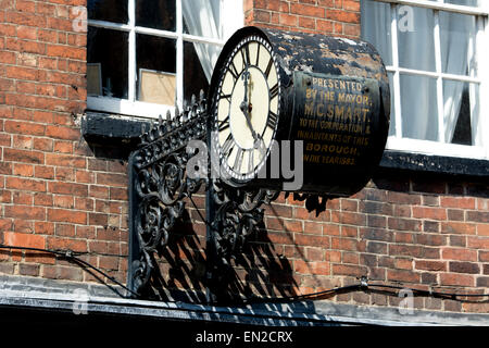 Orologio in High Street, Tewkesbury, Gloucestershire, England, Regno Unito Foto Stock