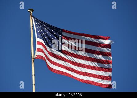 Rasdorf, Germania. 24 apr, 2015. US-bandiera americana onde al Punto Alfa Memorial durante l'25-anno celebrazione dell'ultimo noi pattuglia di confine in Rasdorf, Germania, 24 aprile 2015. Punto Alfa è stato uno dei più vulnerabili posti durante la Guerra Fredda. Foto: UWE ZUCCHI/dpa/Alamy Live News Foto Stock