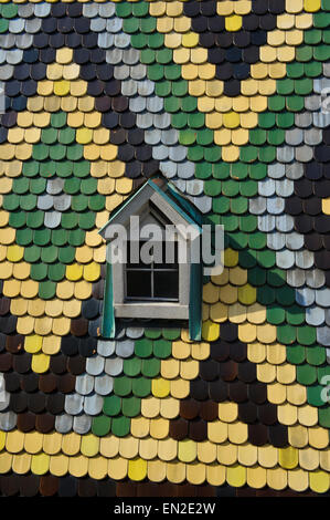 La colorata a forma di diamante di piastrelle a mosaico di decorazioni sul tetto di Santo Stefano Chiesa, Vienna, Austria. Foto Stock