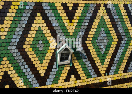 La colorata a forma di diamante di piastrelle a mosaico di decorazioni sul tetto di Santo Stefano Chiesa, Vienna, Austria. Foto Stock