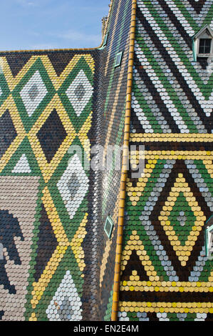 La colorata a forma di diamante di piastrelle a mosaico di decorazioni sul tetto di Santo Stefano Chiesa, Vienna, Austria. Foto Stock