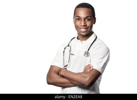 Fiducioso medico Africano con un sorriso amichevole in piedi guardando la telecamera con bracci ripiegati e uno stetoscopio intorno al suo collo Foto Stock