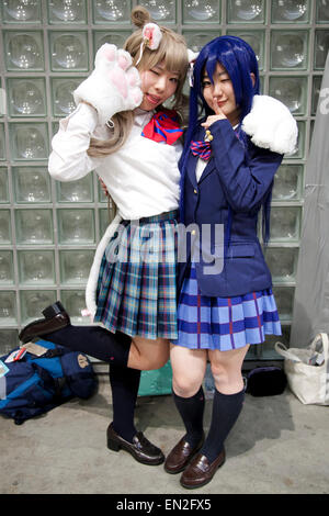 Cosplayers posano per la foto durante il Niconico Douga Fan event a Makuhari Messe International Exhibition Hall il 25 aprile 2015, Chiba, Giappone. La manifestazione include le attrazioni speciali come J-pop concerti, Sumo e Pro Wrestling corrisponda, cosplay e manga e vari spettacoli di robot ed è trasmesso in diretta attraverso il video-sito di condivisione. Niconico Douga (in inglese 'Smiley, Smile Video') è uno del Giappone della più grande comunità video siti dove gli utenti possono caricare, visualizzare, condividere video e scrivere commenti direttamente in tempo reale, la creazione di una comunanza di guardare. Foto Stock