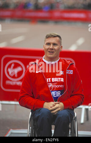 Londra, Regno Unito. 26 apr, 2015. David Weir (GBR) circa per ottenere la sua medaglia (ha ottenuto il 2° posto) al denaro Virgin London Marathon, domenica 26 aprile 2015. Credito: Michael Preston/Alamy Live News Foto Stock