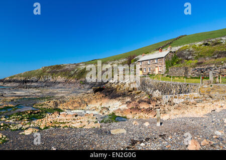 Il Rocky foreshore porto Quin vicino a Port Isaac Cornwall Inghilterra UK Europa Foto Stock