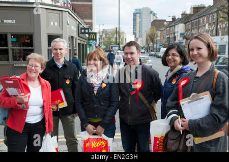 Londra, Regno Unito. 26 apr, 2015. Tessa Jowell e Tom Watson tela per manodopera candidato Sarah Sackman, Finchley e Golders Green, High Road North Finchley London REGNO UNITO 26.4.15 Credito: Prixpics/Alamy Live News Foto Stock