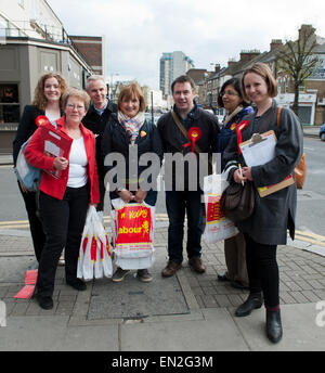 Londra, Regno Unito. 26 apr, 2015. Tessa Jowell e Tom Watson tela per manodopera candidato Sarah Sackman, Finchley e Golders Green, High Road North Finchley London REGNO UNITO 26.4.15 Credito: Prixpics/Alamy Live News Foto Stock