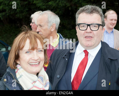 Londra, Regno Unito. 26 apr, 2015. Tessa Jowell e Tom Watson tela per manodopera candidato Sarah Sackman, Finchley e Golders Green, High Road North Finchley London REGNO UNITO 26.4.15 Credito: Prixpics/Alamy Live News Foto Stock
