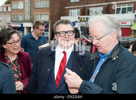 Londra, Regno Unito. 26 apr, 2015. Tom Watson tele per il candidato del lavoro Catherine West, Hornsey e legno di Greeen al di fuori dei limiti del tubo verde Haringey Londra UK 26.4.15 Credito: Prixpics/Alamy Live News Foto Stock