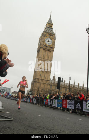 Londra, UK 26 aprile 2015. ​A Elite Donna runner visto a Westminster.​ circa 37,800 corridori erano stati predetti di avere iniziato la trentacinquesima edizione della corsa, circa il 37 per cento donne ​being.​​ Foto: David Mbiyu ​/ Alamy Live News Foto Stock