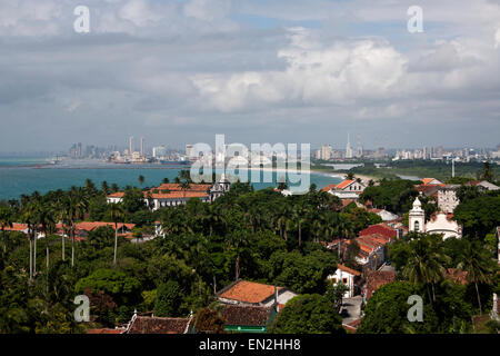 Di Olinda e Recife, Pernambuco, in Brasile, in vista della città di Recife dall'Alta de Se le altezze di Olinda. Foto Stock