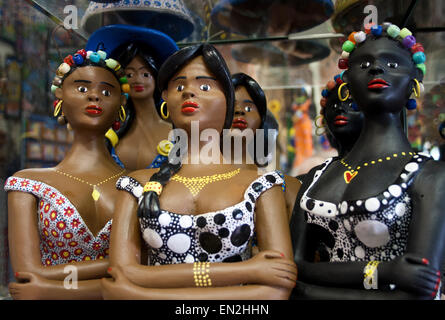 Di Olinda e Recife, Pernambuco, Brasile, Galeria Sao Salvador, Alto da sé, una galleria di arte e artigianato. figurine femminili Foto Stock