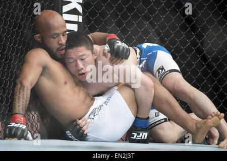 Montreal, Quebec, Canada. Xxv Aprile, 2015. DEMETRIOUS "Mouse "grandi" Johnson e KYOJI HORIGUCHI battaglia sul terreno durante il loro peso mosca campionato bout all UFC 186 al centro della Bell a Montreal. © Allan Zilkowsky/ZUMA filo/Alamy Live News Foto Stock