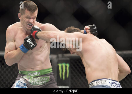 Montreal, Quebec, Canada. Xxv Aprile, 2015. MICHAEL 'Conteggio' BISPING e CB " il Doberman' Dollaway.scambi punzoni durante la loro Middleweight bout all UFC 186 al centro della Bell a Montreal. © Allan Zilkowsky/ZUMA filo/Alamy Live News Foto Stock