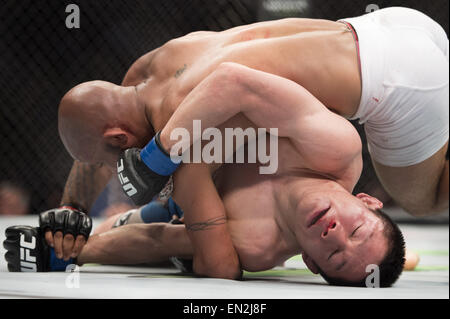 Montreal, Quebec, Canada. Xxv Aprile, 2015. DEMETRIOUS "Mouse "grandi" Johnson tenta una kimura contro KYOJI HORIGUCHI durante il loro peso mosca campionato bout all UFC 186 al centro della Bell a Montreal. © Allan Zilkowsky/ZUMA filo/Alamy Live News Foto Stock