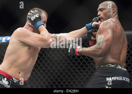 Montreal, Quebec, Canada. Xxv Aprile, 2015. FABIO MALDONALDO atterra un rigido jab sinistro a Rampage Jackson durante i loro Pesi Mediomassimi bout all UFC 186 al centro della Bell a Montreal. © Allan Zilkowsky/ZUMA filo/Alamy Live News Foto Stock