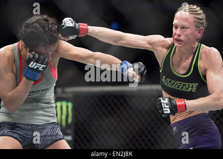 Montreal, Quebec, Canada. Xxv Aprile, 2015. JESSICA 'Ragin' RAKOCZY e Valerie 'problemi' LETOURNEAU battaglia durante le loro donne Strawweight bout all UFC 186 al centro della Bell a Montreal. © Allan Zilkowsky/ZUMA filo/Alamy Live News Foto Stock