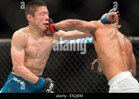 Montreal, Quebec, Canada. Xxv Aprile, 2015. DEMETRIOUS "Mouse "grandi" Johnson terre una mano sinistra di KYOJI HORIGUCHI.durante il loro peso mosca campionato bout all UFC 186 al centro della Bell a Montreal. © Allan Zilkowsky/ZUMA filo/Alamy Live News Foto Stock