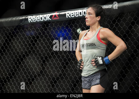 Montreal, Quebec, Canada. Xxv Aprile, 2015. VALERIE 'problemi' LETOURNEAU preparatevi, faccia a faccia con JESSICA 'Ragin' RAKOCZY durante la loro donna Strawweight bout all UFC 186 al centro della Bell a Montreal. © Allan Zilkowsky/ZUMA filo/Alamy Live News Foto Stock