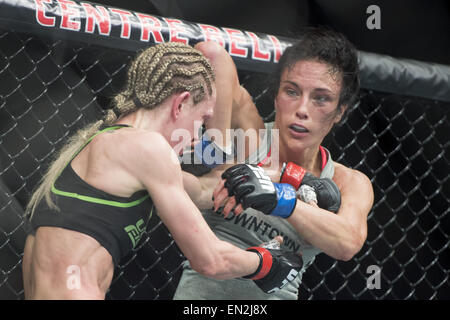 Montreal, Quebec, Canada. Xxv Aprile, 2015. VALERIE 'problemi' LETOURNEAU terre un gomito a JESSICA 'Ragin' RAKOCZY durante la loro donna Strawweight bout all UFC 186 al centro della Bell a Montreal. © Allan Zilkowsky/ZUMA filo/Alamy Live News Foto Stock