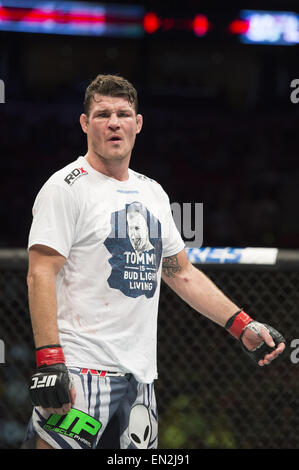 Montreal, Quebec, Canada. Xxv Aprile, 2015. MICHAEL"Il conteggio' BISPING attende una decisione dopo la sua Middleweight bout con CB " il Doberman' Dollaway in UFC 186 al centro della Bell a Montreal. © Allan Zilkowsky/ZUMA filo/Alamy Live News Foto Stock