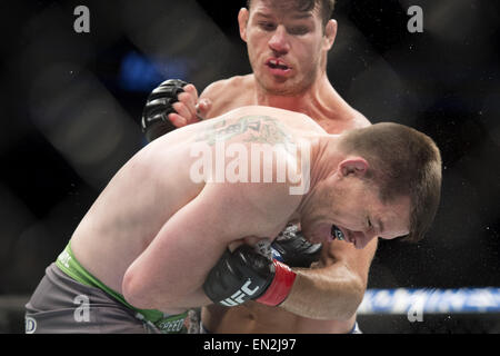 Montreal, Quebec, Canada. Xxv Aprile, 2015. MICHAEL 'Conteggio'' BISPING e CB " il Doberman'' Dollaway.face off durante il loro Middleweight bout all UFC 186 al centro della Bell a Montreal. © Allan Zilkowsky/ZUMA filo/Alamy Live News Foto Stock