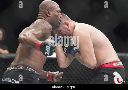 Montreal, Quebec, Canada. Xxv Aprile, 2015. RAMPAGE Jackson e FABIO MALDONALDO battaglia durante i loro Pesi Mediomassimi bout all UFC 186 al centro della Bell a Montreal. © Allan Zilkowsky/ZUMA filo/Alamy Live News Foto Stock