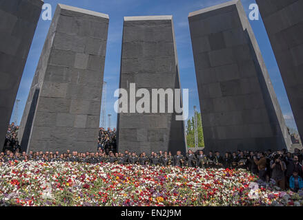 Yerevan, Armenia. Xxv Aprile, 2015. Militare armena in commemorazione al centesimo anniversario del genocidio armeno presso il genocidio del popolo armeno Memorial a Yerevan il 25 aprile 2015. Credito: Dennis Cox/Alamy Live News Foto Stock