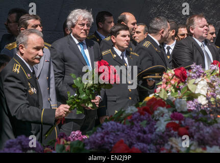 Yerevan, Armenia. Xxv Aprile, 2015. Unione Europea dei delegati e degli armeni militari di commemorazione al centesimo anniversario del genocidio armeno presso il genocidio del popolo armeno Memorial a Yerevan il 25 aprile 2015. Credito: Dennis Cox/Alamy Live News Foto Stock