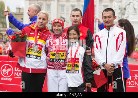 Londra, Regno Unito. Il 26 aprile 2015. IPC Maratona atletica Campionati del Mondo ha avuto luogo durante la maratona di Londra. I vincitori delle donne con disabilità visive: Elena Congost (ESP), Enena Pautova (RUS) e Misato Michishita (JPN). Soldi VIRGIN LONDON MARATHON finisce al Mall, Londra, Regno Unito. Credito: Nick Savage/Alamy Live News Foto Stock