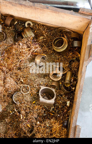 Rottami di metallo in una scatola di legno Foto Stock