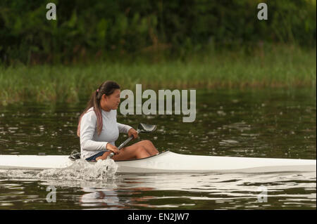 Gli adolescenti in kayak sul lago in Griffin Leesburg, Florida USA Foto Stock