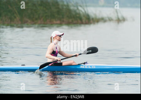 Gli adolescenti in kayak sul lago in Griffin Leesburg, Florida USA Foto Stock