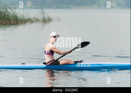 Gli adolescenti in kayak sul lago in Griffin Leesburg, Florida USA Foto Stock