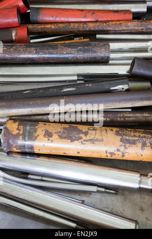 Rottami di tubazione di metallo su una pila Foto Stock