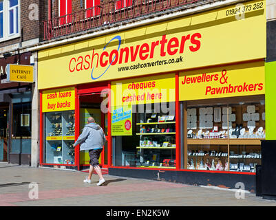 Uomo a camminare lungo il ramo di convertitori di cassa, England Regno Unito Foto Stock
