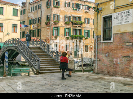 Venezia, Provincia di Venezia, Italia. Il 7 ottobre, 2004. Veneziani smettere di parlare al Ponte de Ghetto Nova (Ponte del Ghetto Nuovo) oltre il Rio de San Girolamo/Ormasini canal all'ingresso del Campo De Ghetto Novo, la piazza principale della presente giornata Ghetto ebraico. Venezia, un sito Patrimonio Mondiale dell'UNESCO, è una delle più popolari destinazioni turistiche internazionali © Arnold Drapkin/ZUMA filo/Alamy Live News Foto Stock