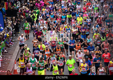 London, Regno Unito - 26 Aprile 2015: I corridori nella maratona di Londra. La maratona di Londra è prossima a New York, Berlino, Chicago e Boston per Foto Stock