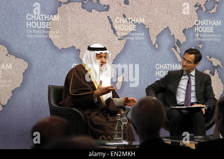 Veterano Arabia diplomat Prince Turki Bin Faisal Al Saud (sinistra) intervenendo alla Chatham House think-tank a Londra, in una discussio Foto Stock