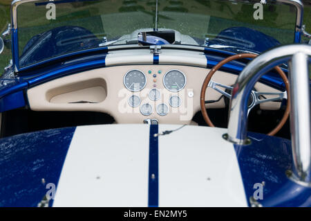 Shelby Cobra auto sportiva alla quinta Domenica Brunch Scramble a Bicester patrimonio, Oxfordshire, Inghilterra Foto Stock