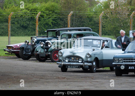 Auto d'epoca alla quinta Domenica Brunch Scramble a Bicester patrimonio, Oxfordshire, Inghilterra Foto Stock
