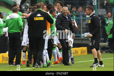 Moenchengladbach, Germania, Apr 26,2015, sport soccer, Bundesliga, giornata 30, Borussia Moenchengladbach vs VfL Wolfsburg: Headcoach Lucien Favre (Moenchengladbach, 2ndR) festeggia con pulmann Uwe Kamps. Credito: Juergen schwarz/Alamy Live News Foto Stock